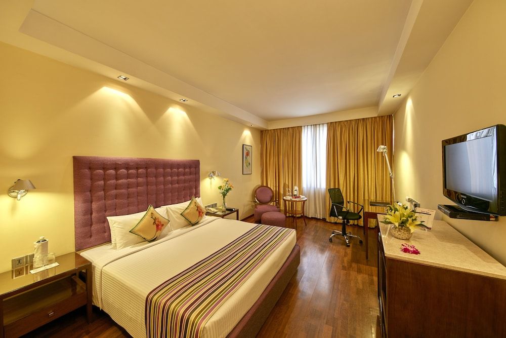 Royal Orchid Central Bangalore, MG Road Standard Room with Bathtub 5