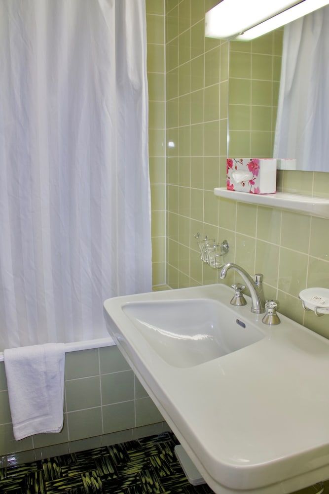Economy Double Room with lake-side balcony