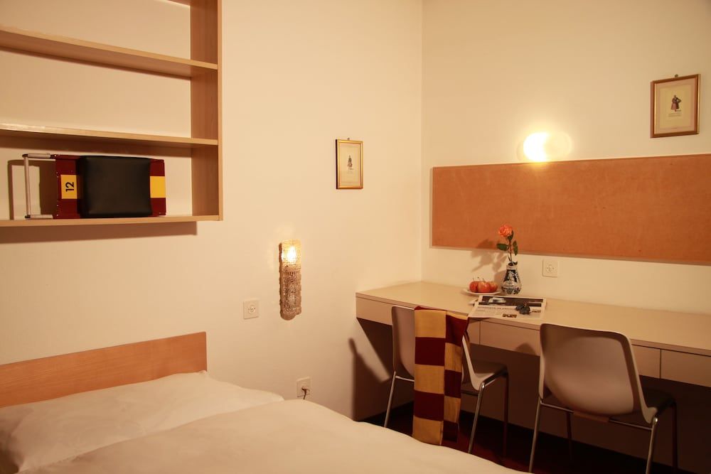 Petit Steffani Economy Twin Room, 2 Twin Beds, Shared Bathroom 3