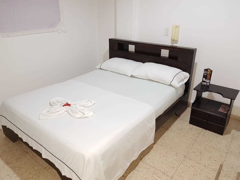 Basic Double Room Single Use, 1 Large Twin Bed, Non Smoking