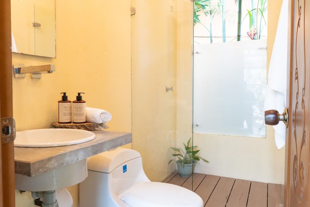 Hacienda Boutique Deluxe Quadruple Room 4