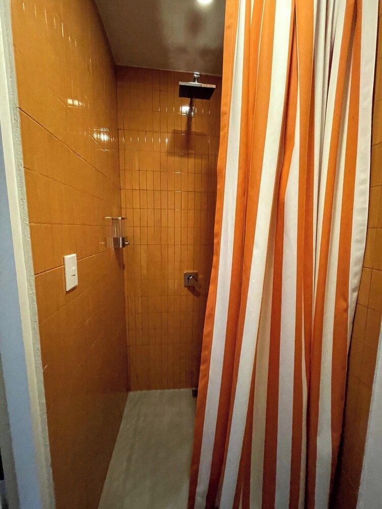 Nina´s - Juan Santamaria Standard Room, No Windows 6