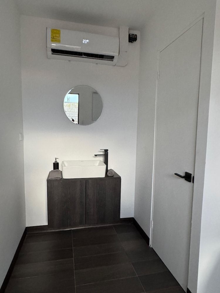 Nina´s - Juan Santamaria Business Room 7