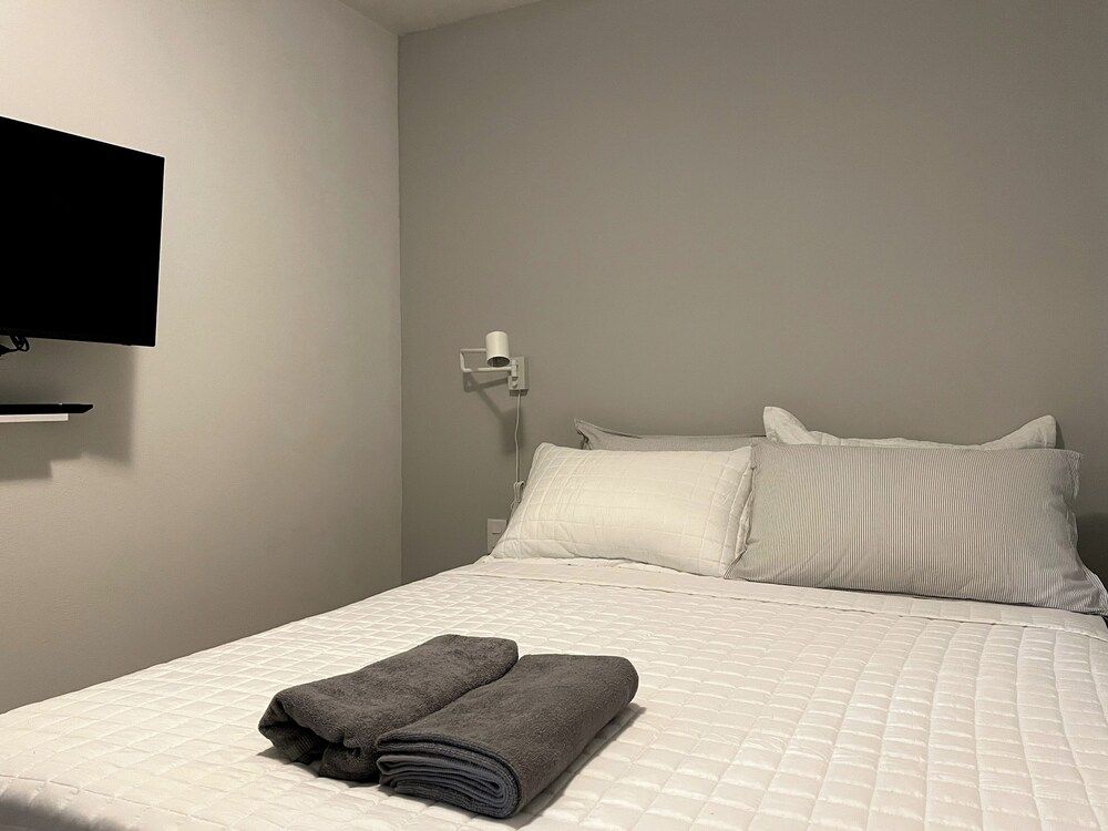 Nina´s - Juan Santamaria Standard Room, No Windows 3