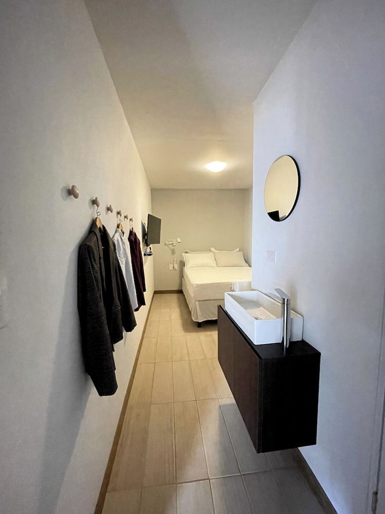 Nina´s - Juan Santamaria Standard Room, No Windows 9