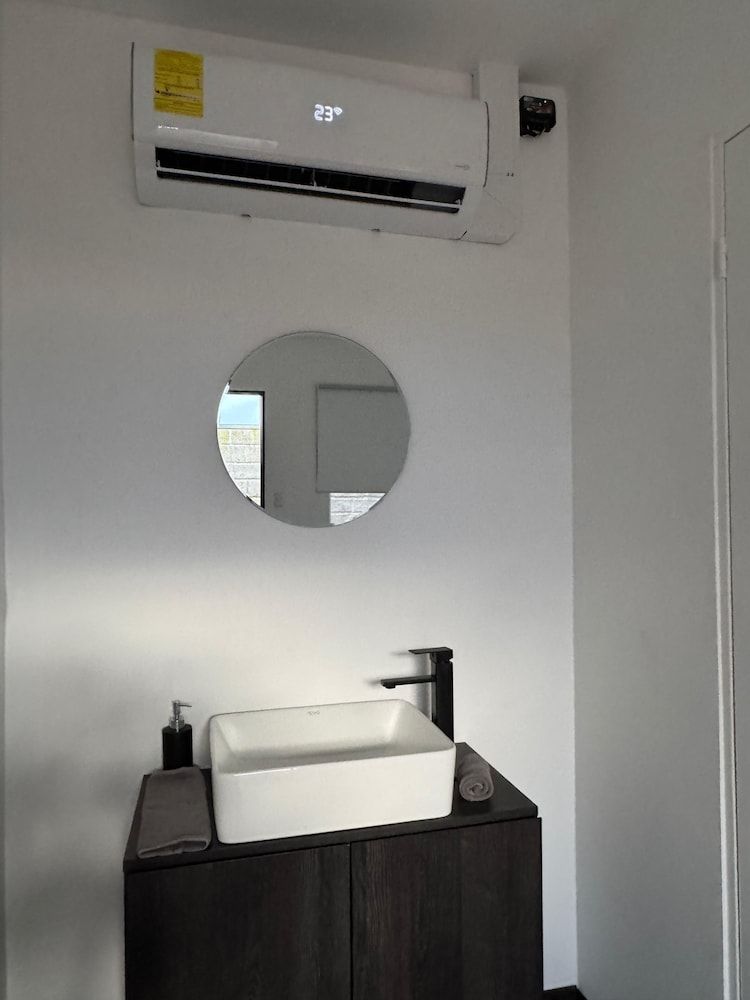 Nina´s - Juan Santamaria Business Room 8