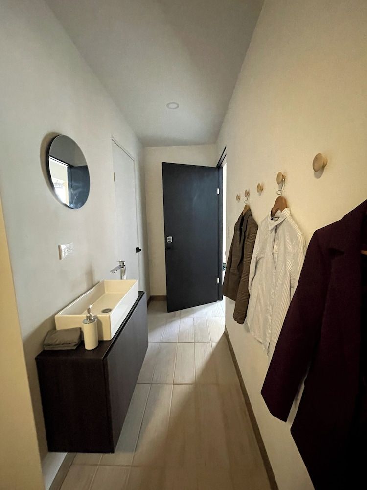 Nina´s - Juan Santamaria Standard Room, No Windows 5