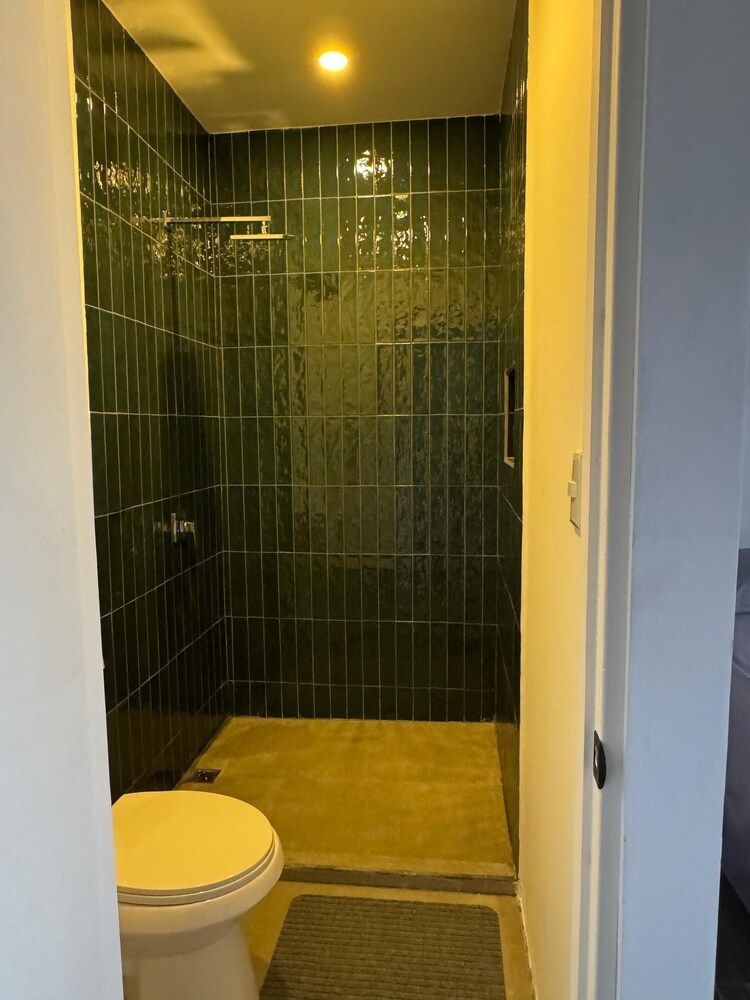 Nina´s - Juan Santamaria Business Room 9