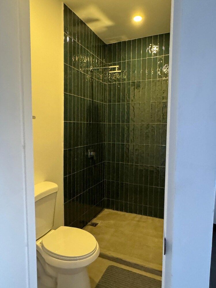 Nina´s - Juan Santamaria Business Room 6