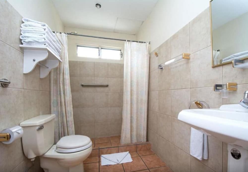 Hotel Puerta del Sol - San Jose Airport Family Room, Multiple Beds, Non Smoking 5