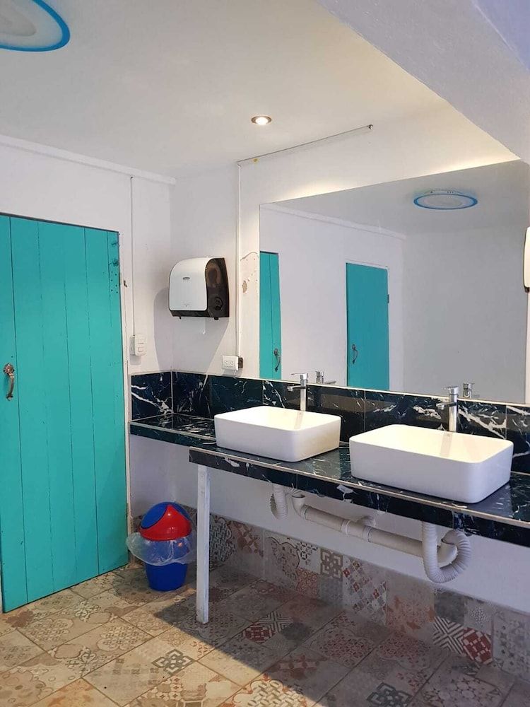 Shared Room 5 Single Beds - Shared bathroom