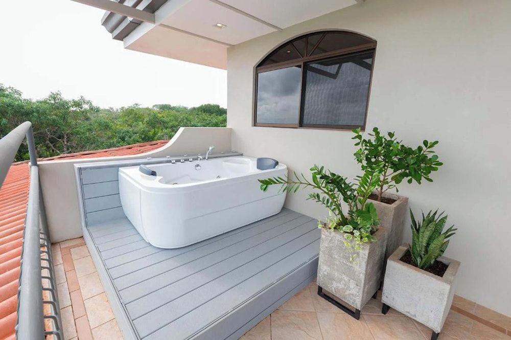 Marala Hotel Ocean Suite with Jacuzzi 4