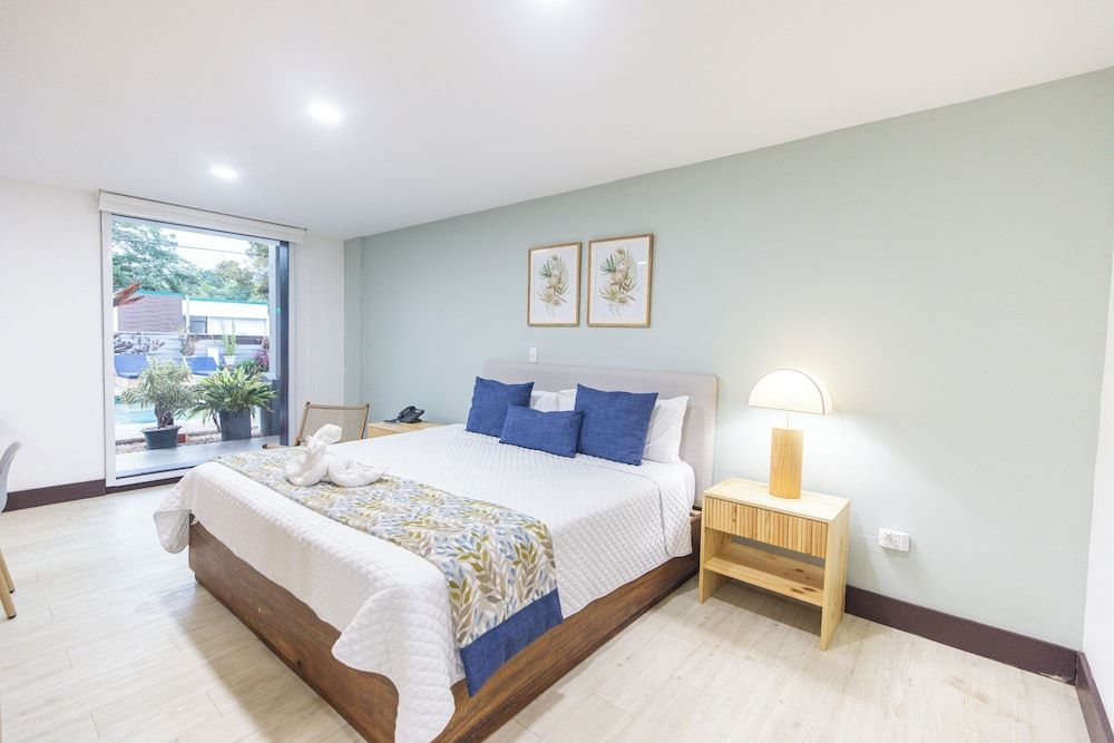 Deluxe Studio Suite, 1 King Bed, Accessible