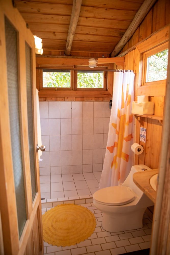 Reventazon River Mountain Lodge Deluxe Cabin 4