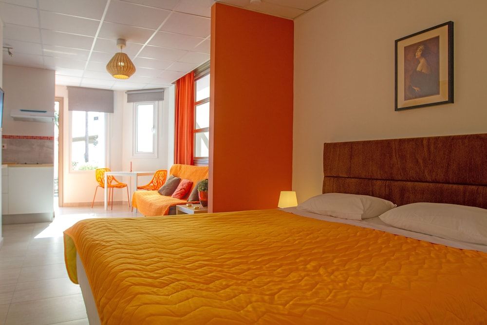 Standard Studio (Orange)