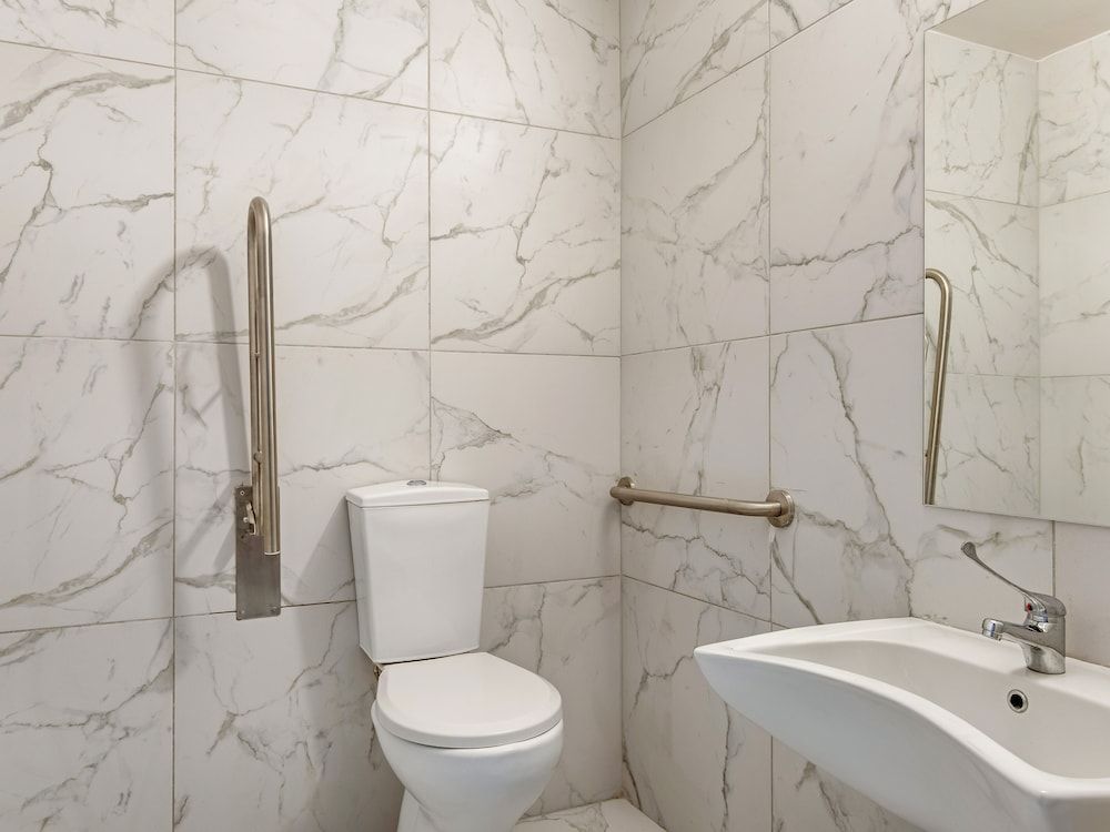 undefined Sanders Crystal - Inviting 2-bdr Apt w Balcony 3