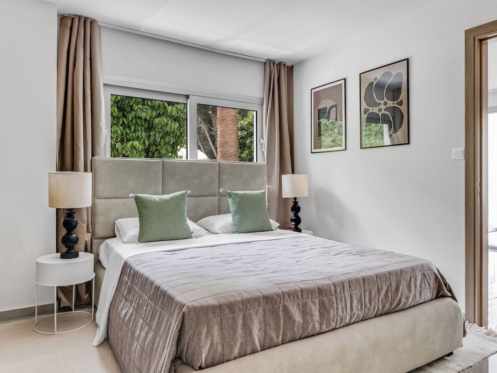 undefined Sanders Crystal - Petite 2-bdr Apt w Terrace 10