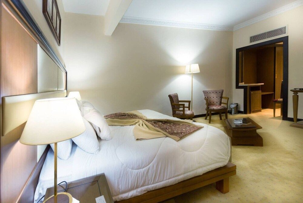 undefined Chain Luxe Paradise Hotel 6