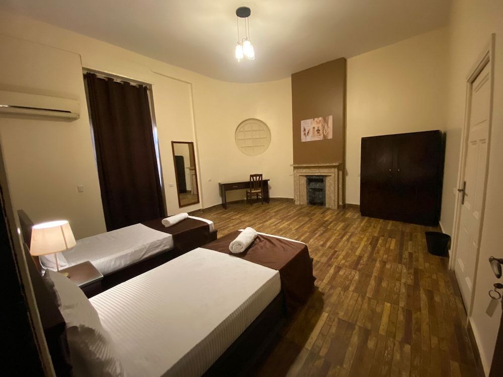 Gresham Hotel Double Room, Shared Bathroom 3