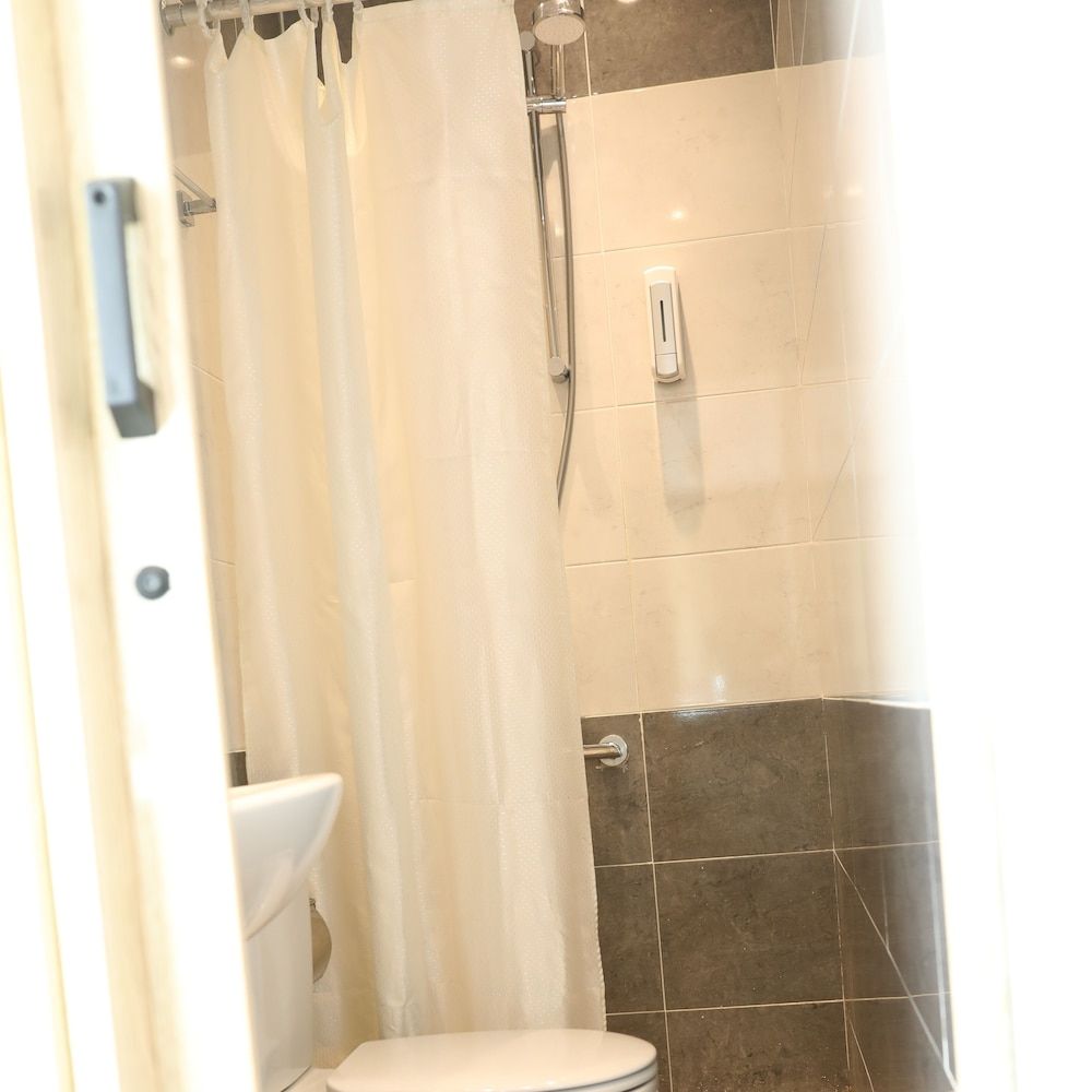 New Midtown Hotel Deluxe Double or Twin Room 5