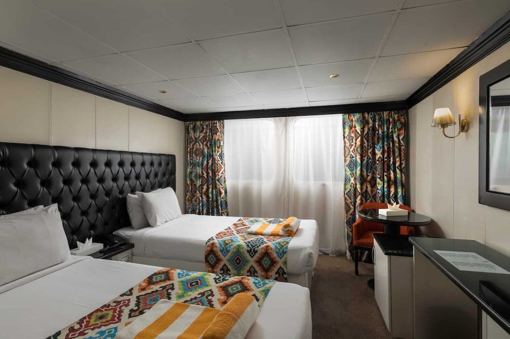 undefined Mimi and Diamond Hotel 2