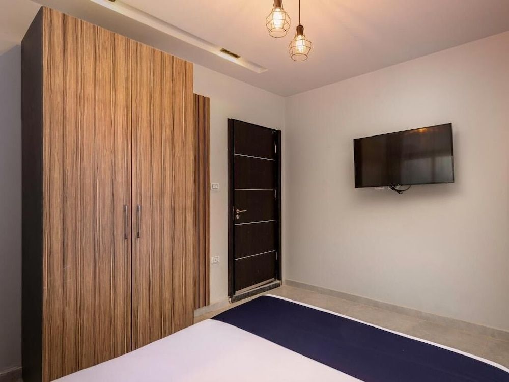 Travelholic Residence Golden Gates Grand Apartment 8