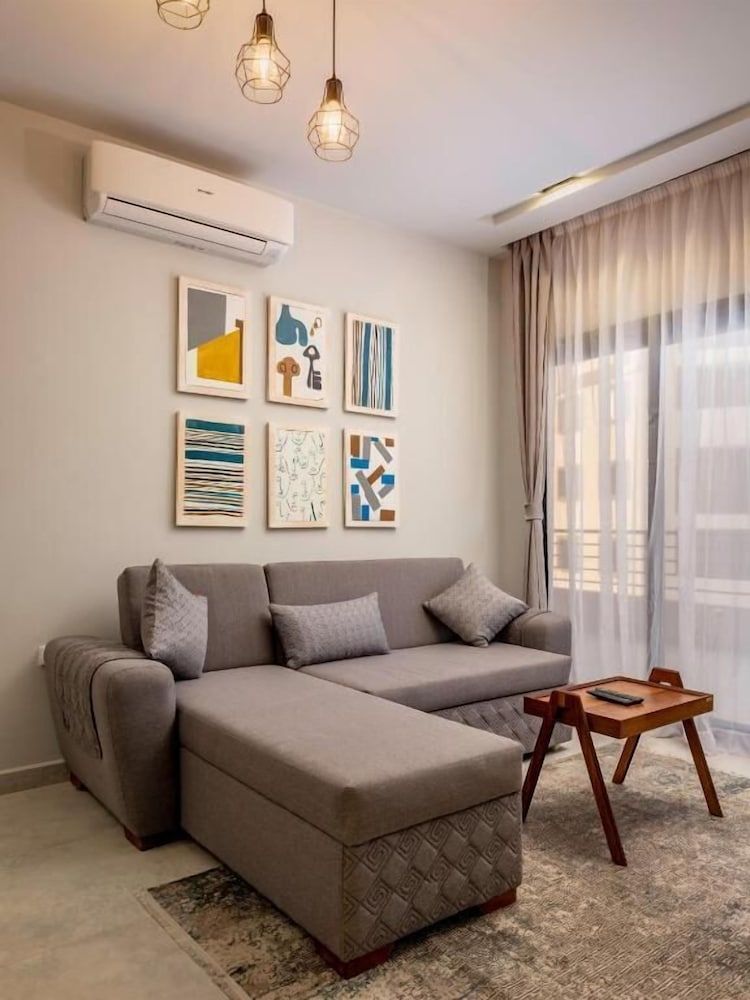 Travelholic Residence Golden Gates Grand Apartment 6