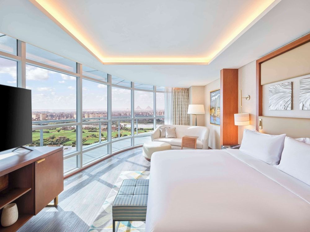 Grand One Bedroom Nile and Pyramids Suite