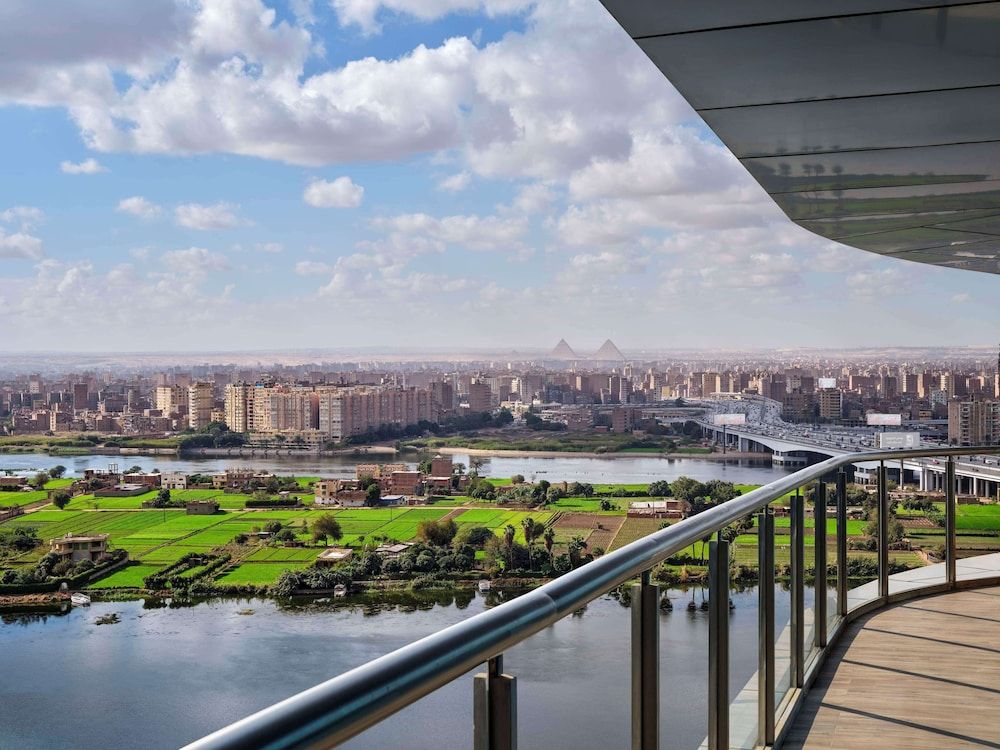 Grand One Bedroom Nile and Pyramids Suite