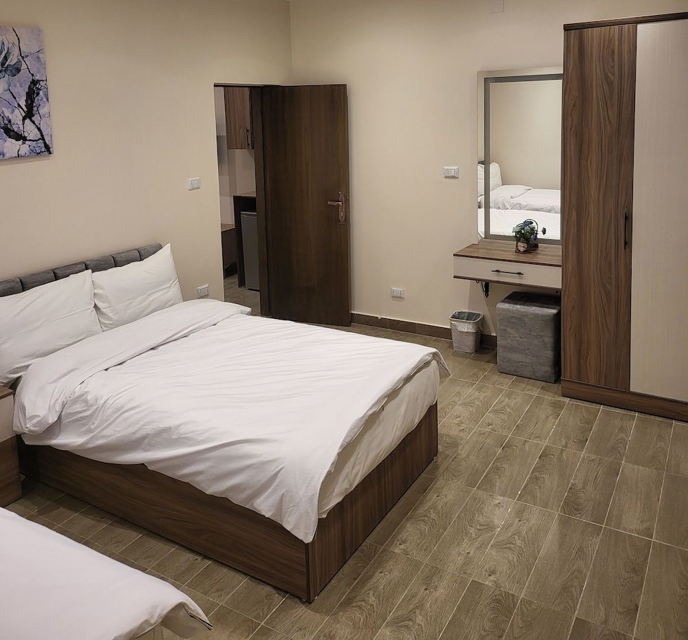 STEPS IN Pyramids View Junior Studio Suite 5