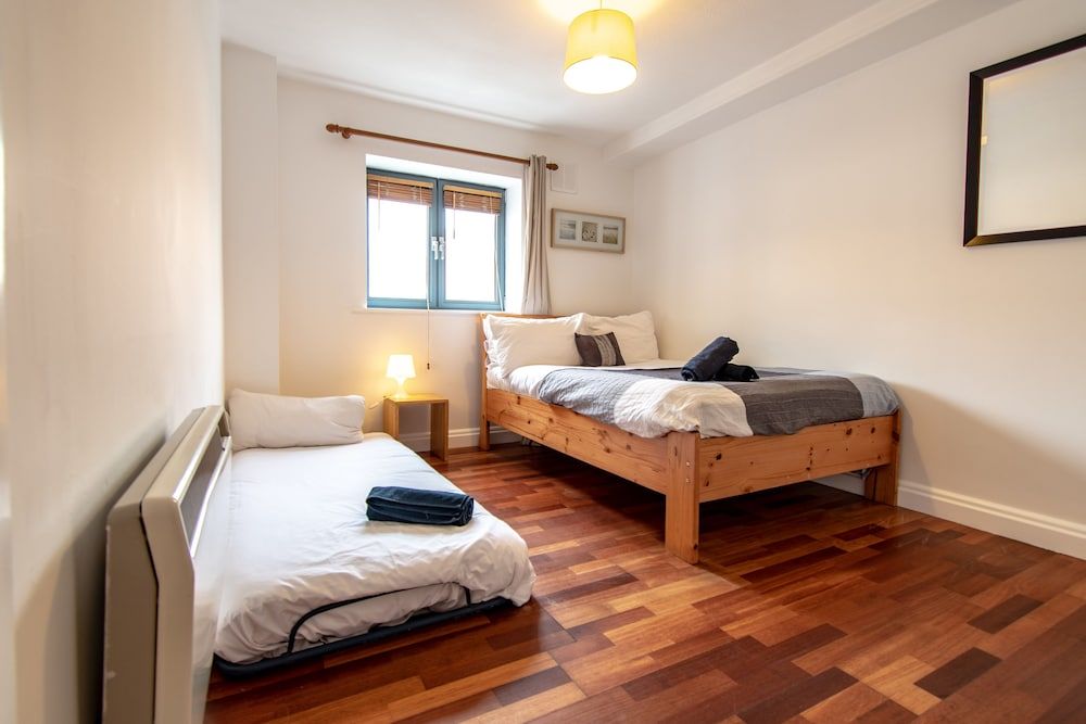 Cozy Modern Bedroom Apartments City L2 City Apartment, Multiple Beds 3