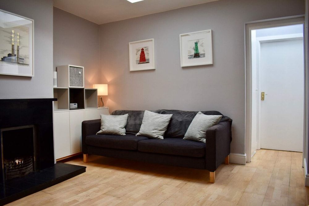 undefined Charming 2 Bedroom Cottage in Central Location 2