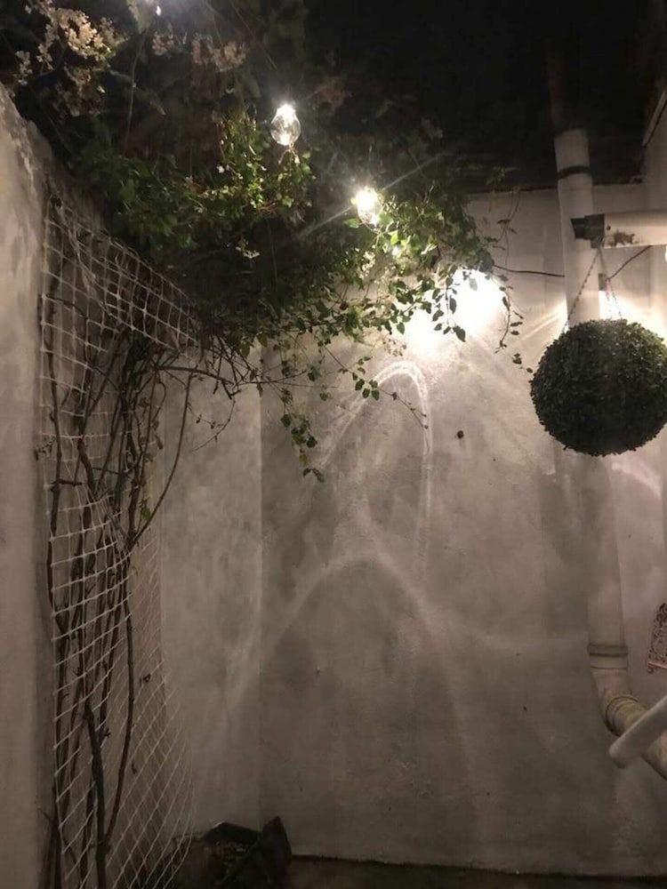 undefined Charming 2 Bedroom Cottage in Central Location 3