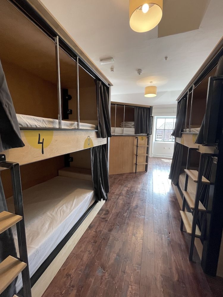 Leevin Hostel George Bed in a Shared Room for 8 People (Mixed)