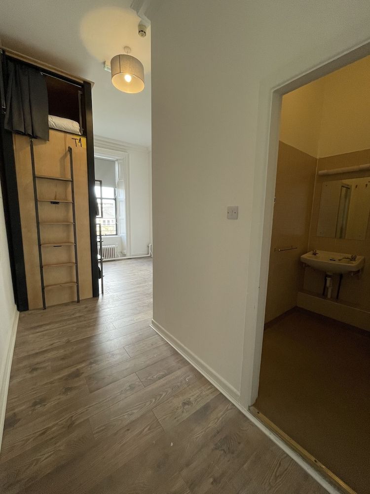 undefined Leevin Hostel George 9