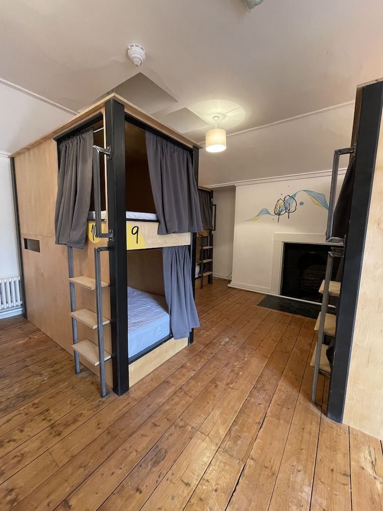 Leevin Hostel George Bed in a Shared Room for 10 People (Mixed)