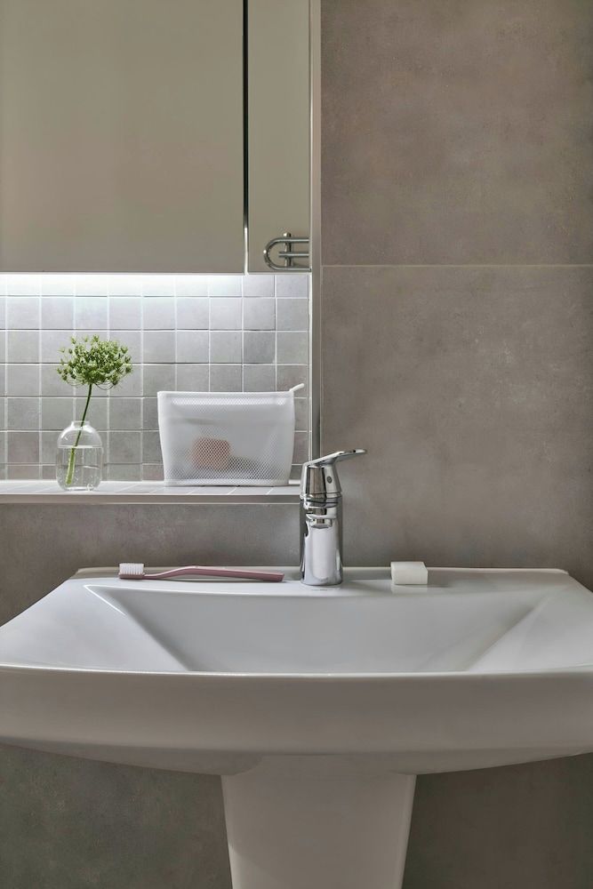 Sonder by Marriott Bonvoy Britain Quay Apartments Grand Canal Square Apartment, 2 Bedrooms, Balcony 9