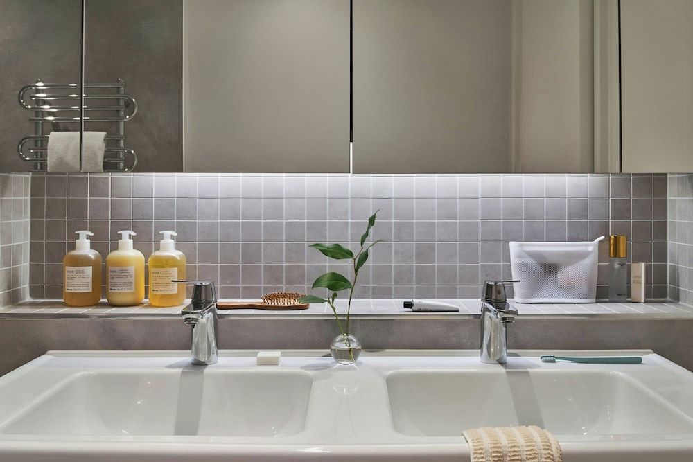 Sonder by Marriott Bonvoy Britain Quay Apartments Grand Canal Square Apartment, 2 Bedrooms, Balcony 10