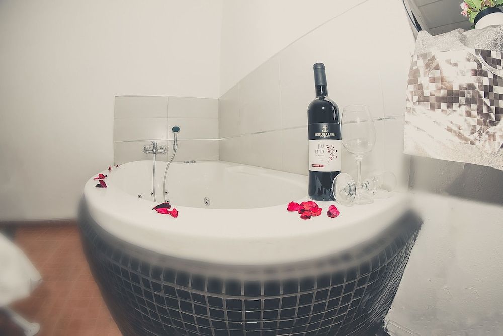 Magical in the Galilee Deluxe Suite, 1 Bedroom, Hot Tub, Garden View 8