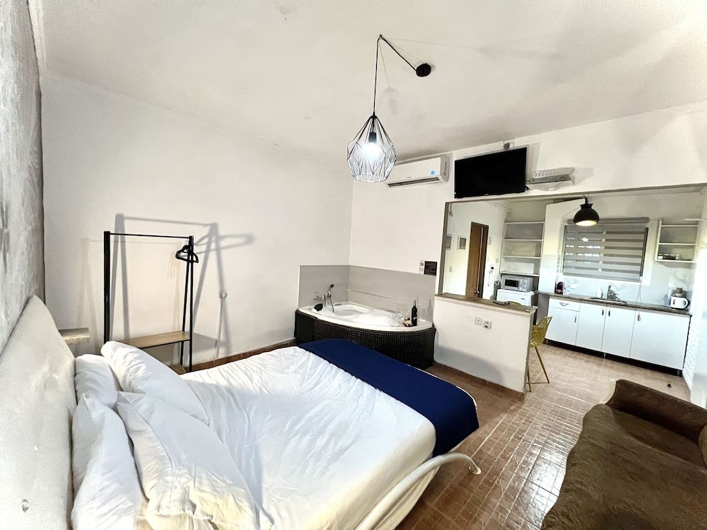 Magical in the Galilee Deluxe Suite, 1 Bedroom, Hot Tub, Garden View 5