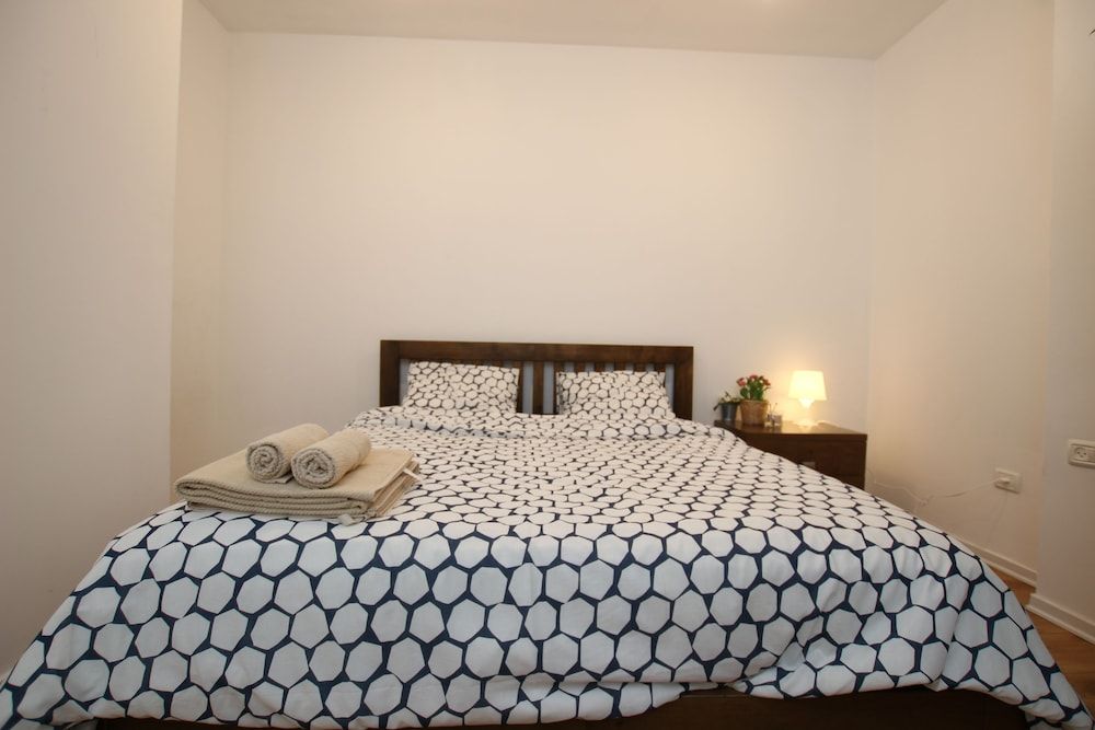 undefined Amazing 3 Bedroom Garden Apartment near Gordon Beach 5