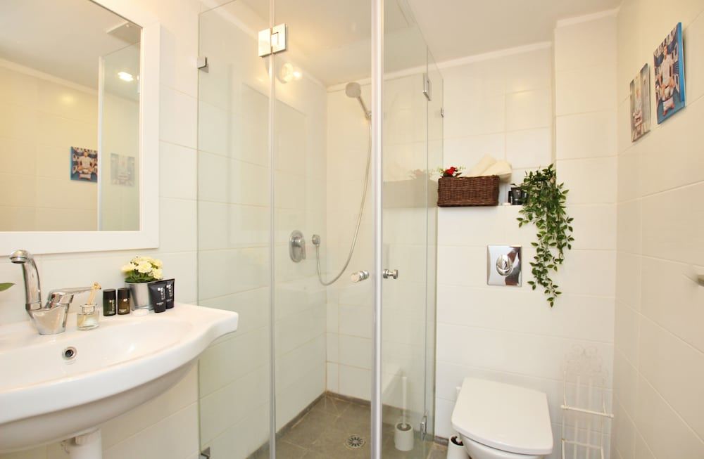 undefined Amazing 3 Bedroom Garden Apartment near Gordon Beach 6