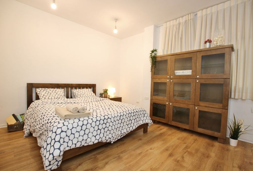 undefined Amazing 3 Bedroom Garden Apartment near Gordon Beach 3