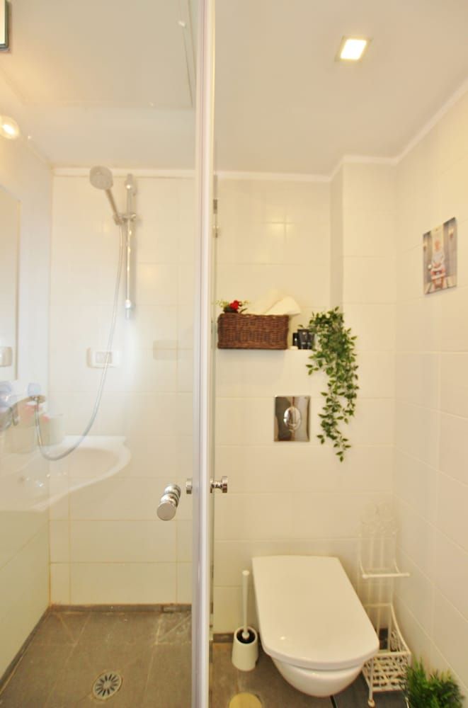 undefined Amazing 3 Bedroom Garden Apartment near Gordon Beach 8