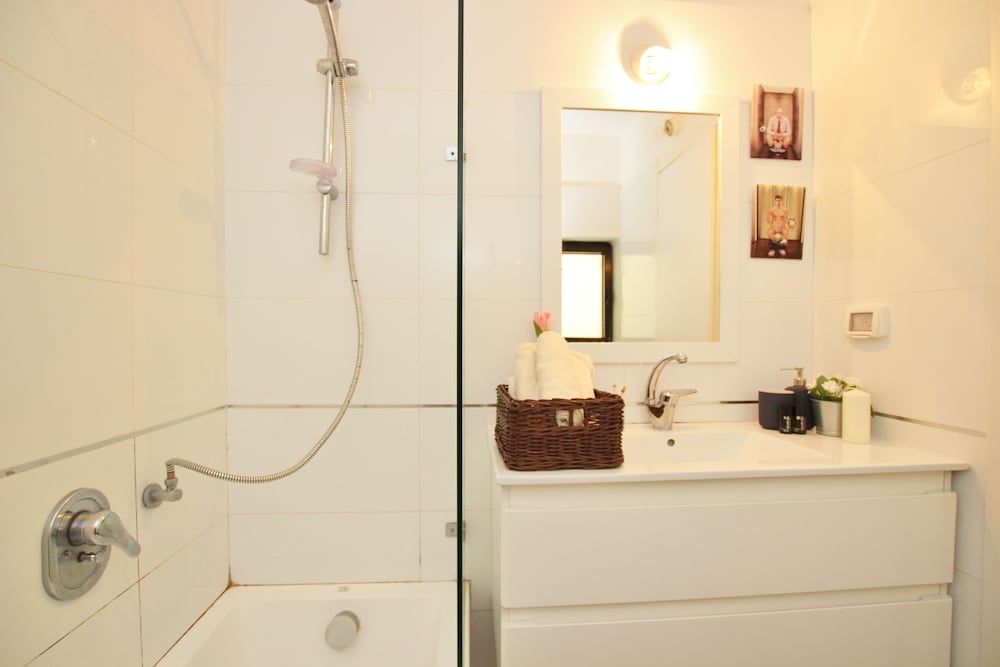 undefined Amazing 3 Bedroom Garden Apartment near Gordon Beach 9