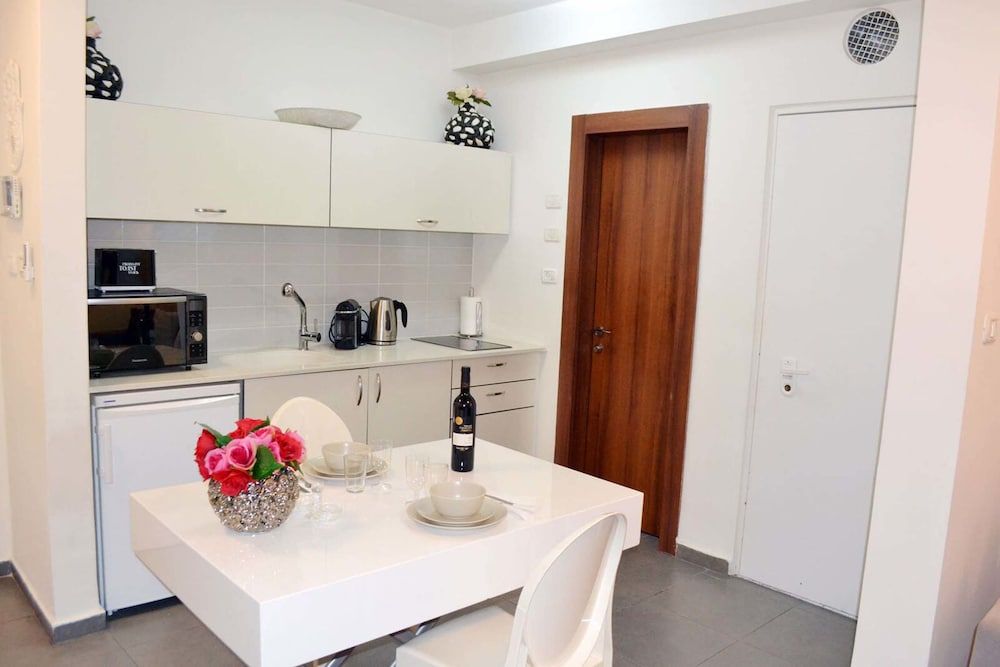 undefined Classic 1BR in City Center near Beach by FeelHome 7