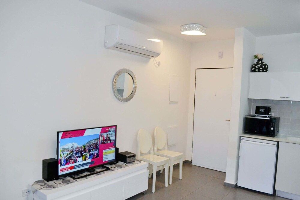 undefined Classic 1BR in City Center near Beach by FeelHome 10