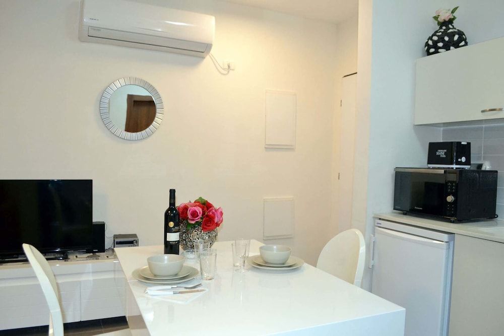 undefined Classic 1BR in City Center near Beach by FeelHome 5