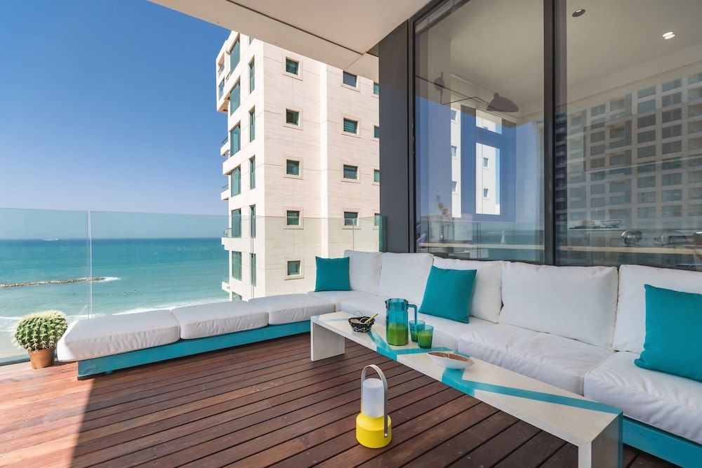 Front of Beach next to RoyalBeach Hotel Royal Apartment, Ocean View 2