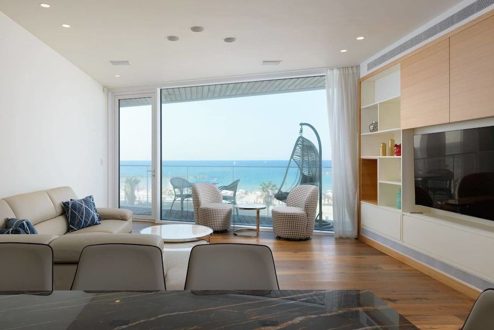 Luxury 2BR on the water by HolyGuest Deluxe Apartment 12